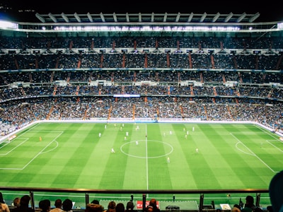 夜幕下灯光璀璨的现代化专业足球体育场全景