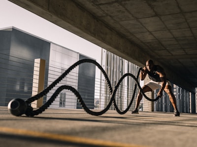 足球教练在场边专注指挥比赛的侧写镜头